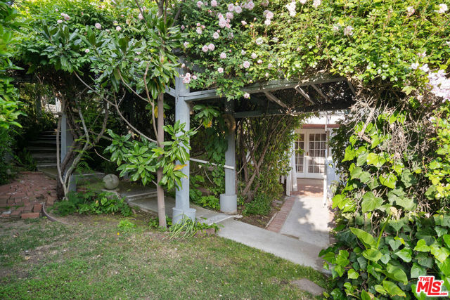 2020 Coldwater Canyon Drive, Beverly Hills CA: https://media.crmls.org/mediaz/18e3f784-80fd-4f55-a215-409b24806fe5.jpg