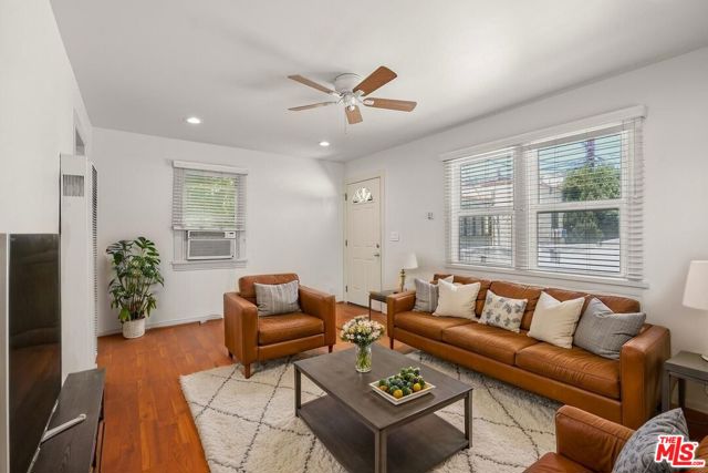 1043 1/2 N La Jolla Avenue, Los Angeles CA: https://media.crmls.org/mediaz/18e48d37-73a1-4452-8583-01c87e0d3170.jpg