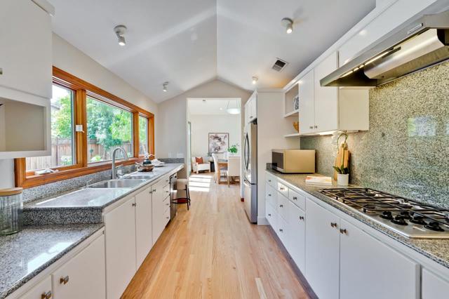 1625 Hazelaar Way, Los Altos CA: https://media.crmls.org/mediaz/18e4f851-ab89-4490-b50f-4bd33d1bbed3.jpg