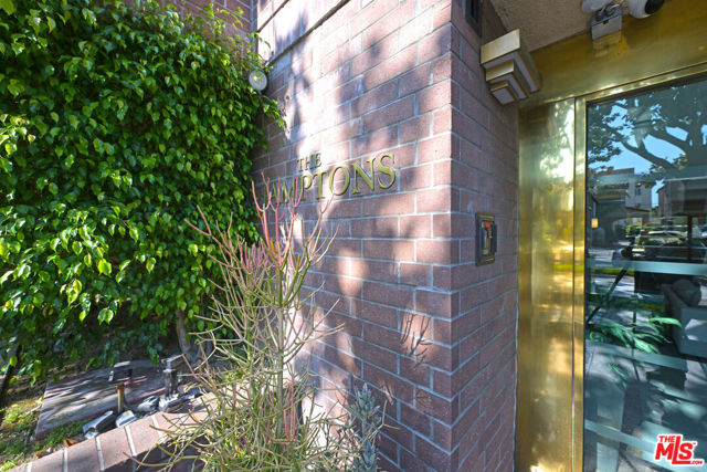 234 S Gale Drive, Beverly Hills CA: https://media.crmls.org/mediaz/18e52f44-43bb-417d-8f75-d41d41ffe703.jpg