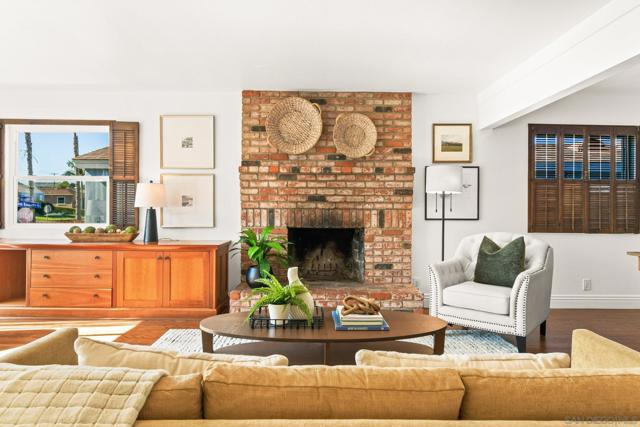 4386 Niagara Ave, San Diego CA: https://media.crmls.org/mediaz/18e5480d-bc2a-4202-a7c2-ff0e6ee830ef.jpg