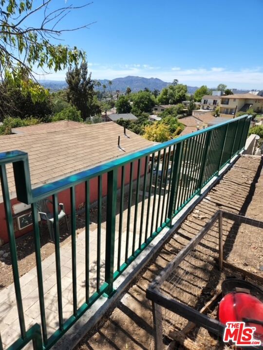 3422 Holyoke Drive, Los Angeles CA: https://media.crmls.org/mediaz/18e568d5-4f04-467d-b981-7d84a87708f1.jpg