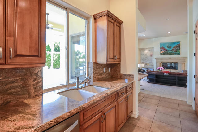 16 Villaggio Place, Rancho Mirage CA: https://media.crmls.org/mediaz/18e61fb4-4830-4ba6-b5fe-8f9aef339160.jpg