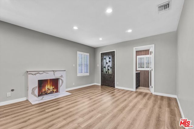 13964 La Maida Street, Sherman Oaks CA: https://media.crmls.org/mediaz/18e67e59-baec-4700-a9b3-96ef9f9dc828.jpg