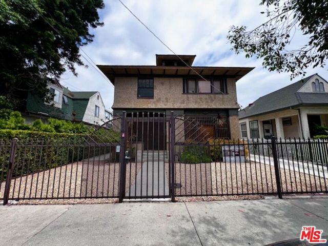 2108 Oak Street, Los Angeles CA: https://media.crmls.org/mediaz/18e6c56e-afc1-4158-af71-3a6ffaf460b5.jpg