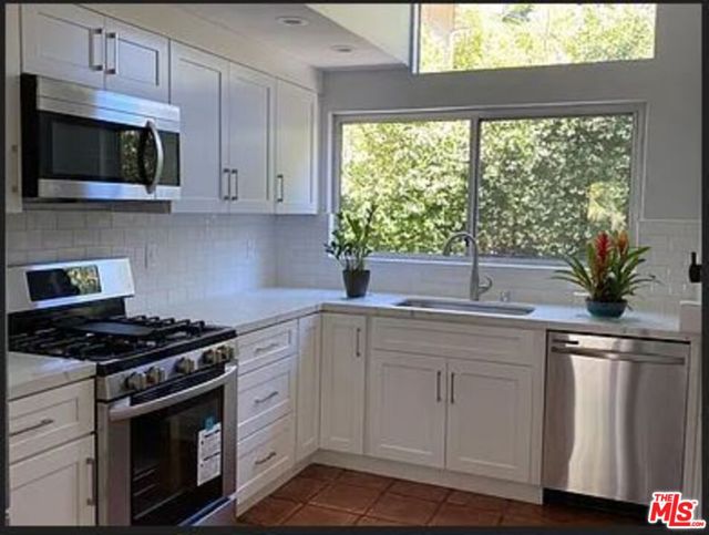 8090 Mulholland Drive, Los Angeles CA: https://media.crmls.org/mediaz/18e79220-a324-4762-99d0-27a587c6c99a.jpg