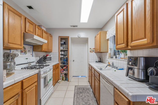 17503 Runnymede Street, Lake Balboa CA: https://media.crmls.org/mediaz/18e80338-f902-4f23-89e1-c751be864a4c.jpg
