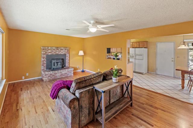 19060 Oak Heights Drive, Salinas CA: https://media.crmls.org/mediaz/18e83777-ce97-474b-963a-b9c55db03b2d.jpg