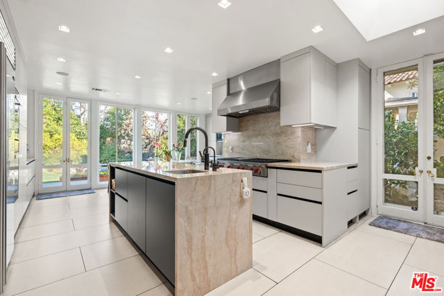 512 N Canon Drive, Beverly Hills CA: https://media.crmls.org/mediaz/18e888e6-8142-45aa-8b5a-7e6e2bb90c87.jpg