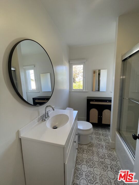 1086 West Boulevard, Los Angeles CA: https://media.crmls.org/mediaz/18ea25f0-0877-4345-a328-35607707795a.jpg