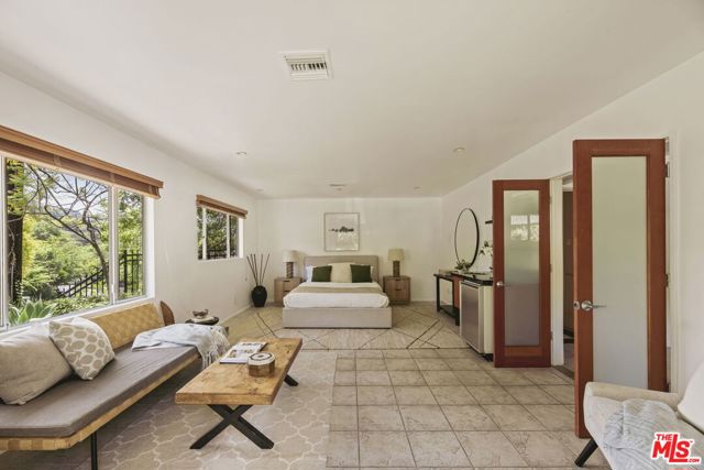 8630 Allenwood Road, Los Angeles CA: https://media.crmls.org/mediaz/18ea32d6-3115-4717-9d94-dd286bb53a48.jpg