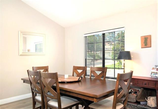 3949 Caminito Del Mar Surf, San Diego CA: https://media.crmls.org/mediaz/18ea4d36-a279-4ad1-8e62-457083bcff66.jpg