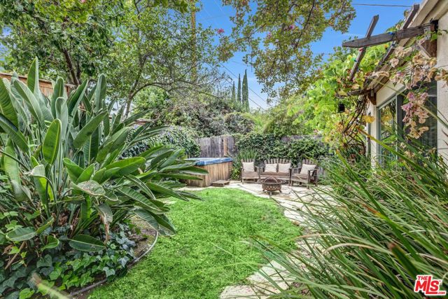 5723 Cantaloupe Avenue, Van Nuys CA: https://media.crmls.org/mediaz/18eab59d-530b-43ac-a09a-191d66e56193.jpg