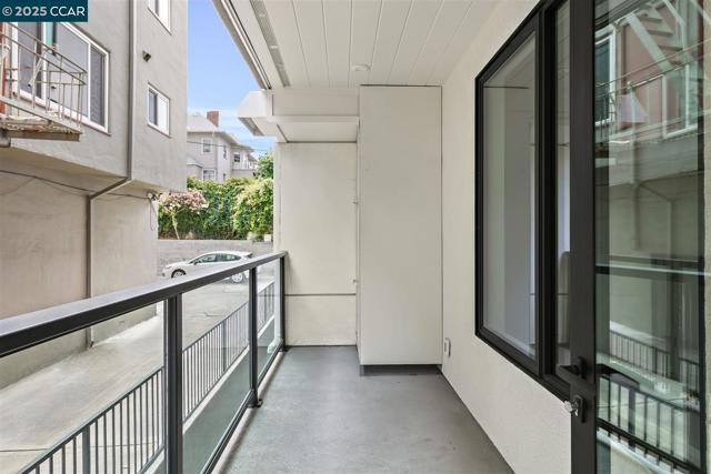 58 Vernon St, Oakland CA: https://media.crmls.org/mediaz/18eacda0-7d80-4082-848c-6c99b0e8c706.jpg