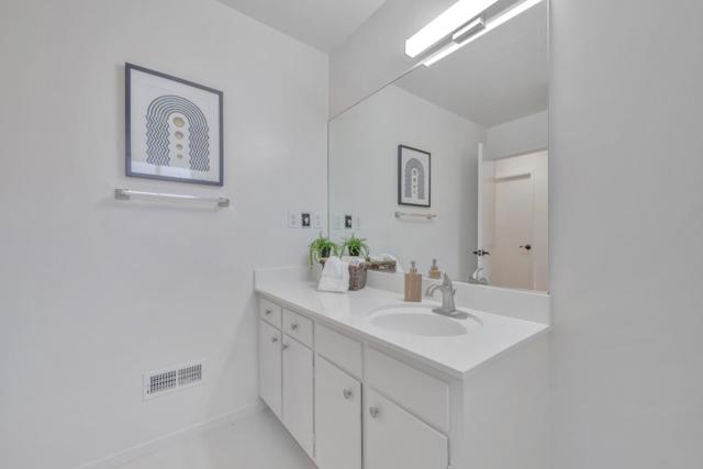 208 Ravenswood Avenue, Menlo Park CA: https://media.crmls.org/mediaz/18eadeaa-ca7e-44ad-ba92-df4387ac776d.jpg