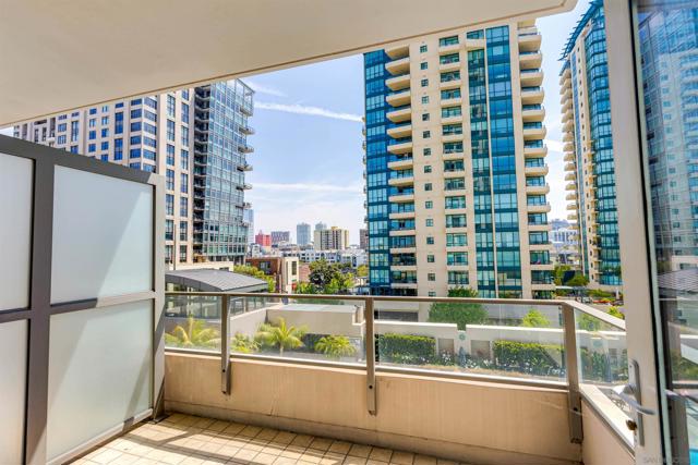 550 Front St, San Diego CA: https://media.crmls.org/mediaz/18eb0000-6b87-4506-b494-5555d0c21d54.jpg