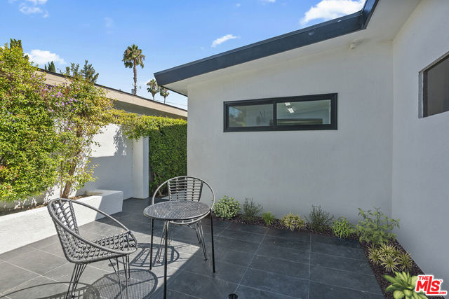23442 Burbank Boulevard, Woodland Hills CA: https://media.crmls.org/mediaz/18eb4704-15d2-43b6-8253-249384fdc0f8.jpg