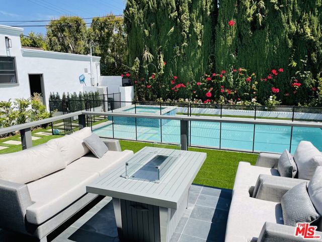 504 FOOTHILL Road, Beverly Hills CA: https://media.crmls.org/mediaz/18ec9974-16a3-4754-a10c-b3bca004ca94.jpg