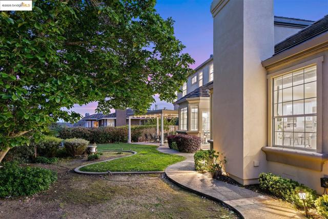3266 Congressional Cir, Fairfield CA: https://media.crmls.org/mediaz/18ed5644-3a47-4bd5-835a-c6d7743b0938.jpg