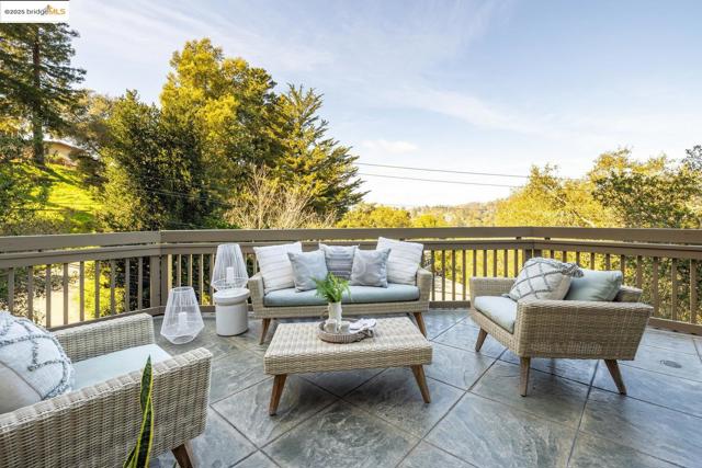 6566 Chelton Dr, Oakland CA: https://media.crmls.org/mediaz/18edaa4c-36a3-474d-8a55-3f34ec535eb0.jpg