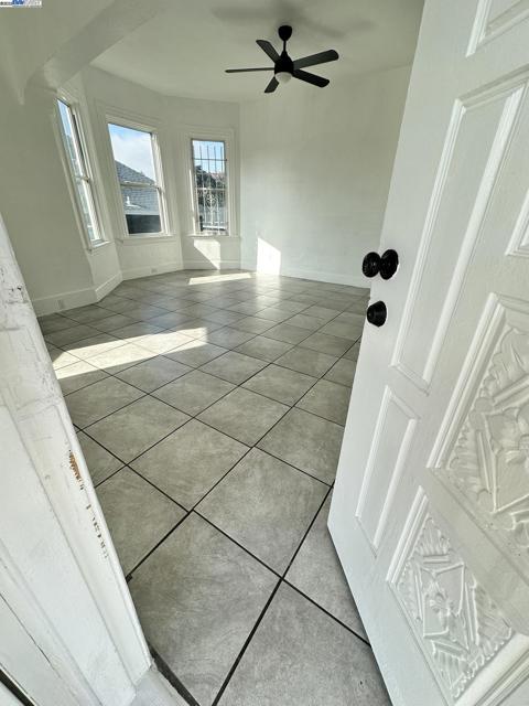 1725 96Th Ave, Oakland CA: https://media.crmls.org/mediaz/18ee1b67-9880-427a-a429-2d66698638e7.jpg