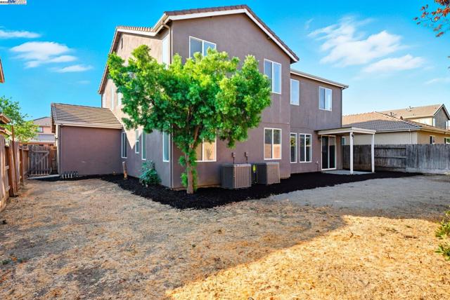 775 Sweetwood Ln, Patterson CA: https://media.crmls.org/mediaz/18eef3ce-05b0-4953-9af0-7fd602517d7d.jpg