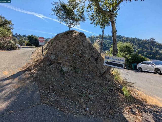 5 Besito Ave. @ Drury Rd., Oakland CA: https://media.crmls.org/mediaz/18ef706d-b6cd-49e7-993d-65d6d047e9e0.jpg