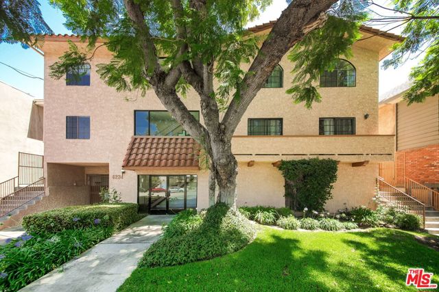 6234 Woodman Avenue, Van Nuys CA: https://media.crmls.org/mediaz/18f09489-4984-48b6-b0f6-c0c63811d420.jpg