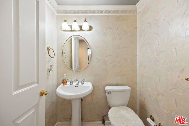 2431 Benedict Canyon Drive, Beverly Hills CA: https://media.crmls.org/mediaz/18f09787-8b58-4441-8b51-b1e1d272a9f8.jpg