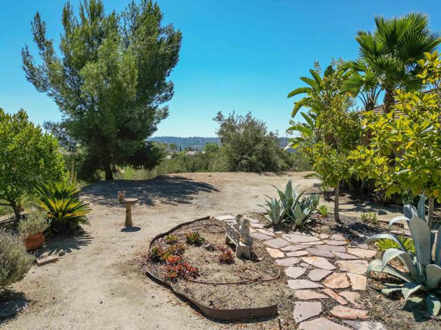40487 Rock Mountain Drive, Fallbrook CA: https://media.crmls.org/mediaz/18f157b9-8038-404a-8d83-a320ca675a14.jpg