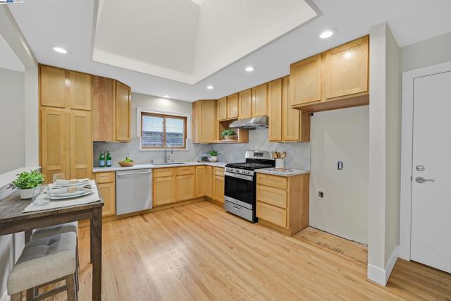 5041 Golden Rd, Pleasanton CA: https://media.crmls.org/mediaz/18f196e1-8674-4991-885e-aab16a90d233.jpg