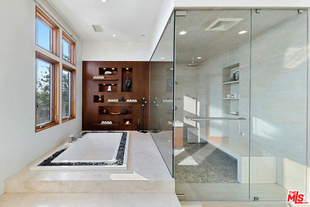 301 Loma Metisse Road, Malibu CA: https://media.crmls.org/mediaz/18f2559a-0097-47f8-bb35-be793141fc8e.jpg