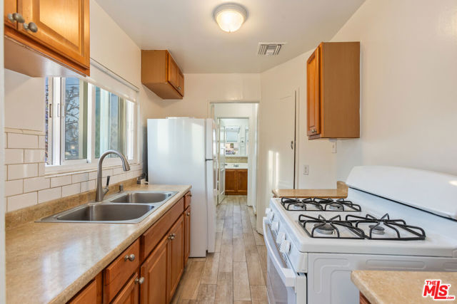 811 E Nutwood Street, Inglewood CA: https://media.crmls.org/mediaz/18f2cce1-8178-4460-893c-a2950f837d45.jpg