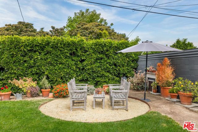 11521 Segrell Way, Culver City CA: https://media.crmls.org/mediaz/18f34a68-8f61-4b0d-9932-be1cd881de4b.jpg