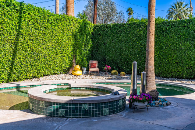 444 N Burton Way, Palm Springs CA: https://media.crmls.org/mediaz/18f44170-73d1-474f-aa50-a50c0dc54f14.jpg