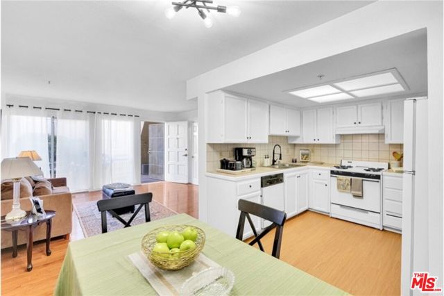 108 W Maple Street, Glendale CA: https://media.crmls.org/mediaz/18f49355-26bc-4460-91d1-835d99ecec05.jpg