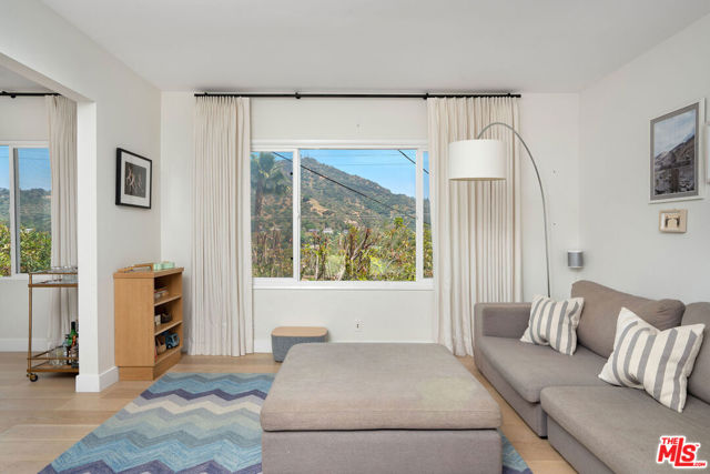 1741 Golf Club Drive, Glendale CA: https://media.crmls.org/mediaz/18f51ef1-923a-446b-b38c-99f3b275e973.jpg