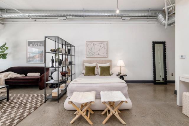 850 W Grand Avenue, Oakland CA: https://media.crmls.org/mediaz/18f52d87-282c-4807-b957-61a3a2ee3b76.jpg