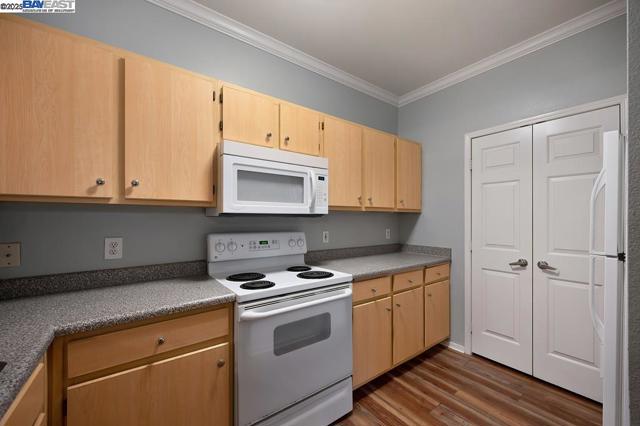 701 Gibson Dr, Roseville CA: https://media.crmls.org/mediaz/18f5e84e-fd73-4699-8548-9e7b12354a77.jpg