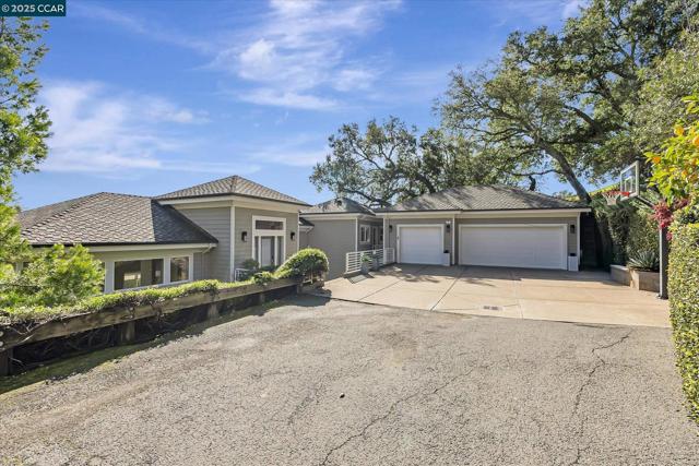 4 Berrybrook Hollow, Orinda CA: https://media.crmls.org/mediaz/18f8102d-19d7-45da-9980-f6c9f93a030a.jpg
