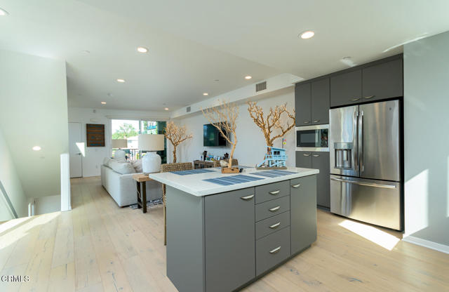 11594 Riverside Drive, North Hollywood CA: https://media.crmls.org/mediaz/18f81de6-ef05-4f80-816e-dda97982e6ea.jpg