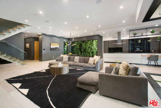 4527 Simpson Avenue, Studio City CA: https://media.crmls.org/mediaz/18f8e970-5390-4626-9645-d88bdfbd8fa3.jpg