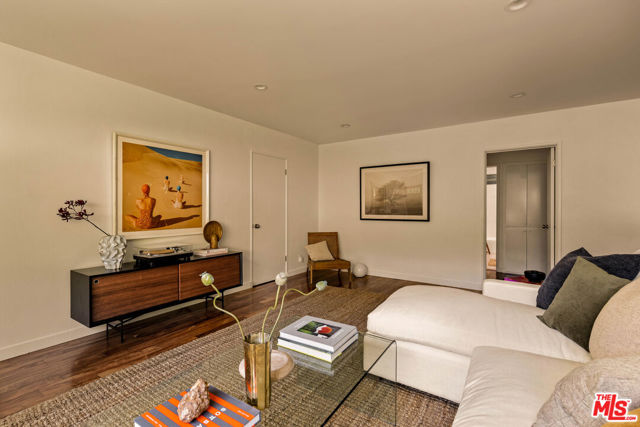 2604 N Beachwood Drive, Los Angeles CA: https://media.crmls.org/mediaz/18f99f46-3bf8-4a74-8ca1-479d52423c84.jpg