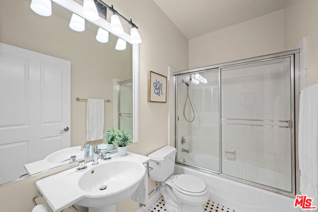 117 South Clark Drive, 305 photo 29