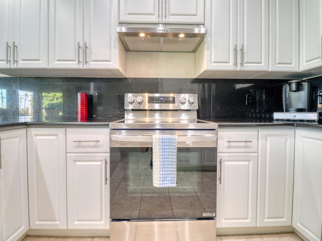 Image 19 of 52 For 77897 Woodhaven Drive