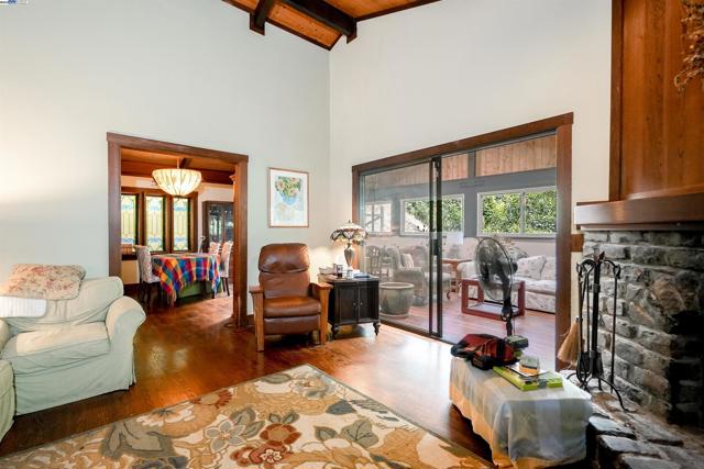 21 Red Rock Way, San Rafael CA: https://media.crmls.org/mediaz/18fb43e4-df01-41a6-b02c-3f0a77655aad.jpg