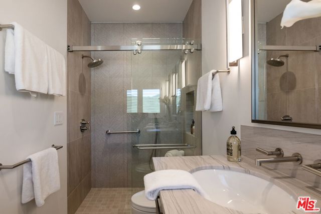 1305 Duende Lane, Pacific Palisades CA: https://media.crmls.org/mediaz/18fb9fbf-4cba-4bb5-8113-b044b3c0c401.jpg