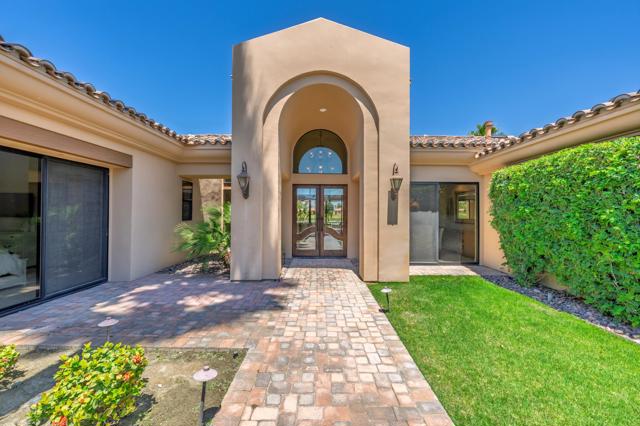 81080 Shinnecock, La Quinta CA: https://media.crmls.org/mediaz/18fccb60-7304-4c18-83e0-56a6cc44c556.jpg