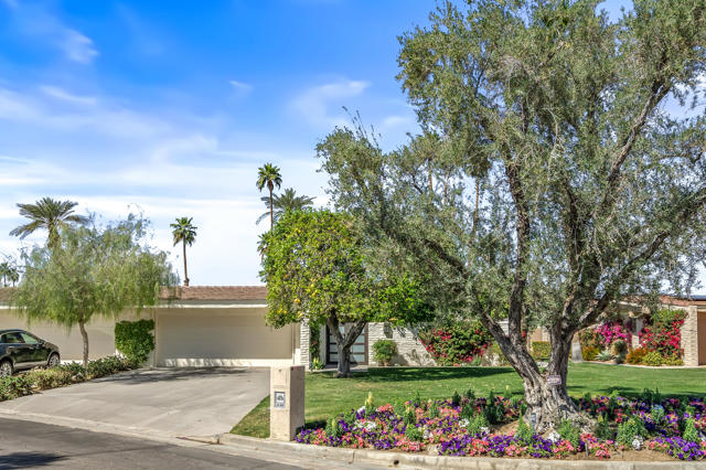 44841 Desert Horizons Drive, Indian Wells CA: https://media.crmls.org/mediaz/18ff926d-4084-4b24-9444-3a1387d35bb3.jpg