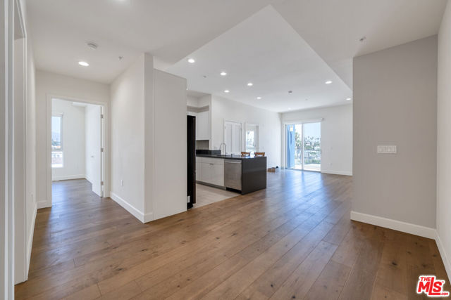 105 S Mariposa Avenue, Los Angeles CA: https://media.crmls.org/mediaz/18fff496-b980-4c4f-8e2f-b1ff3159c41d.jpg